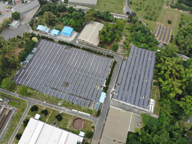 嘉義市公園淨水廠清水池上方蓋太陽能板，引發爭議。   圖：黃敏惠競選團隊/提供