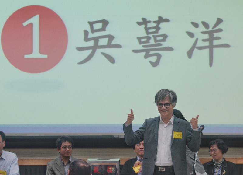 台北市長候選人吳蕚洋抽到1號。   圖：張良一/攝