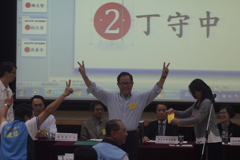 台北市長候選人丁守中抽到2號。   圖：張良一/攝