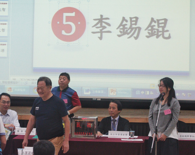 台北市長候選人李錫錕抽到5號。   圖：張良一/攝