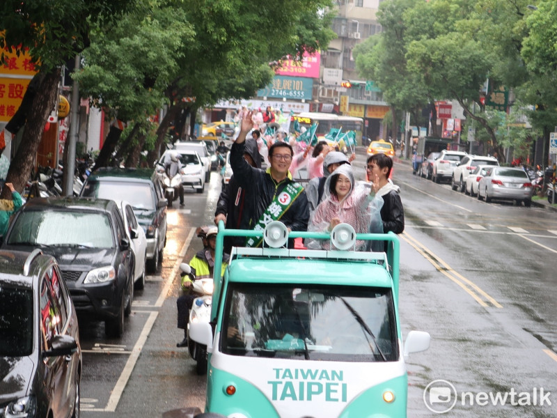 民進黨台北市長候選人姚文智19日在首席發言人吳思瑤陪同下進行車隊掃街。   圖：林朝億/攝