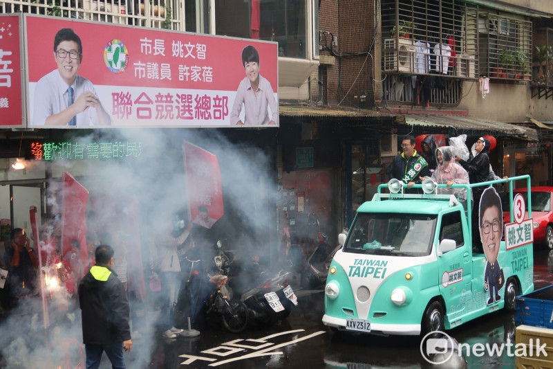 民進黨台北市長候選人姚文智19日車隊掃街行進到許家蓓競總前。   圖：林朝億/攝