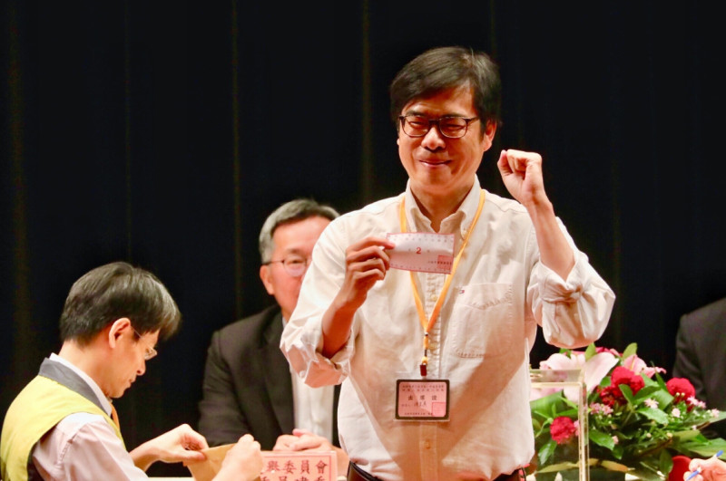民進黨的陳其邁最後一位上台抽籤，因此高舉紙籤的同時，台下支持者立即高喊「高雄大勝利」。   圖/陳其邁選辦
