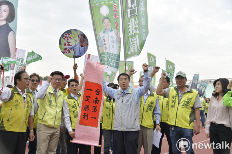 台南市長候選人號次抽籤在台南市立體育場舉行，黃偉哲抽中 1號。   圖：黃博郎/攝