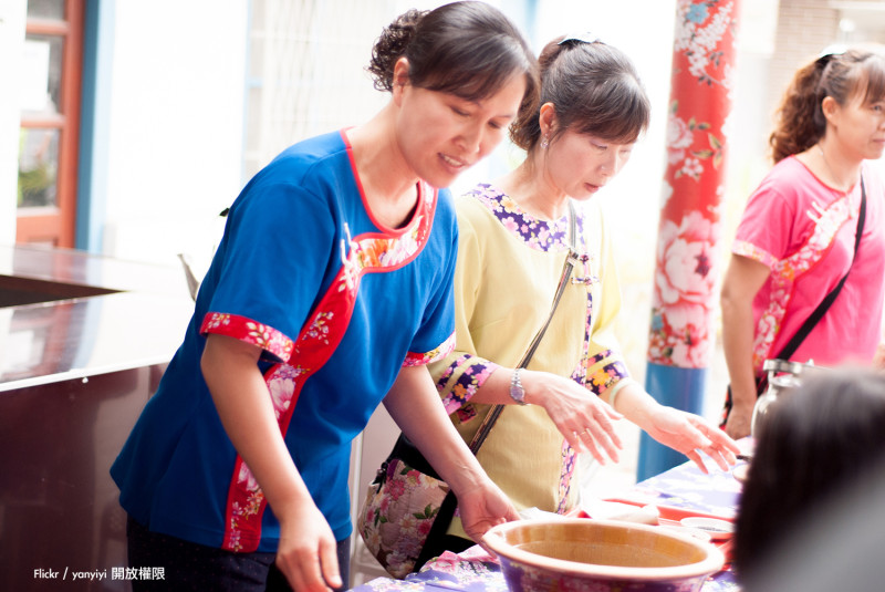 新竹市政府也將在10月21日至11月11日，連續4個週末舉辦「客家文化節」，本次更以「客家染布」為主題。   圖：翻攝自Flickr／yanyiyi 開放權限
