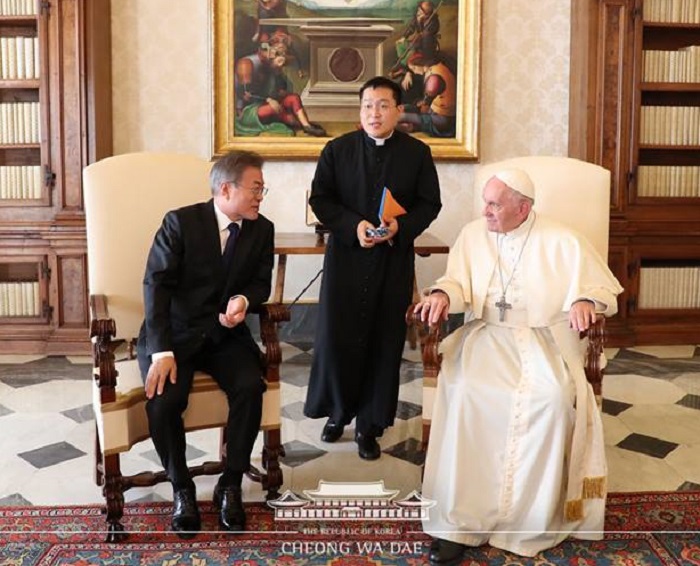 南韓總統文在寅18日在梵蒂岡與教宗方濟各（Pope Francis）會面時，轉達北韓領導人金正恩邀請他的口信。   圖：翻攝青瓦台臉書