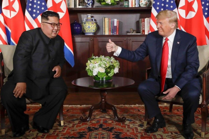 金正恩與川普今年6月在新加坡舉行歷史性峰會，雙方商討朝鮮半島非核化議題，但至今北韓仍無具體措施放棄核武與彈道飛彈計畫。資料照片。   圖／翻攝自川普臉書