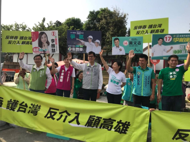 民進黨高雄市長候選人陳其邁一早與立委劉世芳在左營哈囉市場宣傳。   圖：民進黨提供