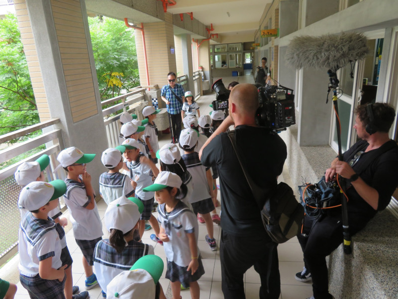 德國電視台採訪江翠國小視力保健成果。   圖：國教署學務校安組提供