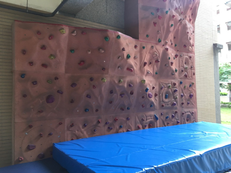 樂活運動站中也有攀岩牆，吸引鼓勵學童下課主動走出教室。   圖：國教署學務校安組提供
