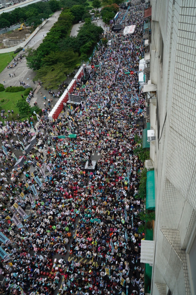 喜樂島聯盟20日下午舉辦反併吞大遊行。   圖：張良一/攝