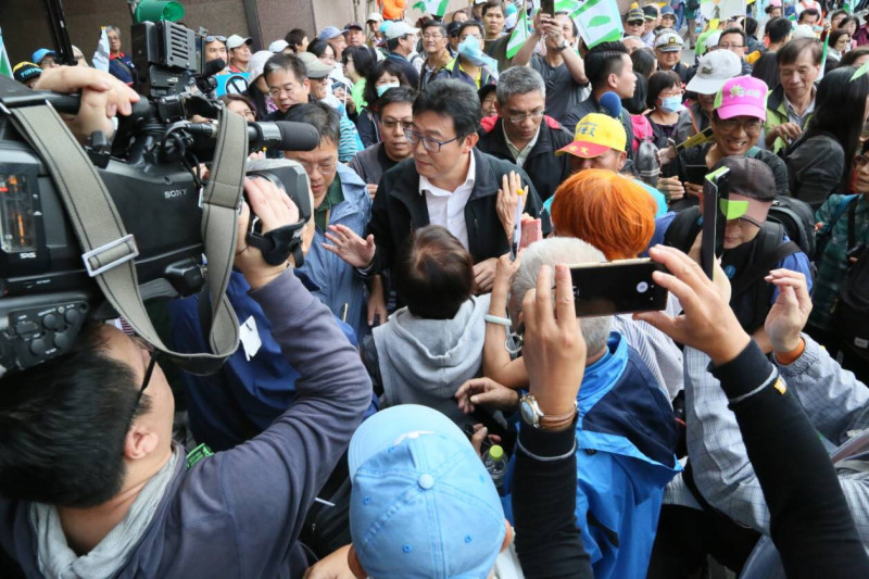 民進黨台北市長候選人姚文智「路過」喜樂島活動現場。   圖：姚文智競選辦公室/提供