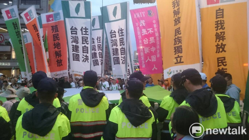 警方與自由台灣黨主席蔡丁貴所帶領的群眾對峙。   圖：林朝億/攝