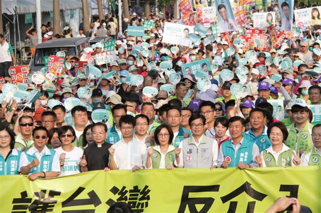 高雄市長候選人陳其邁鄭重表示，境外勢力滲透企圖影響年底大選及台灣民主，他再次呼籲市民用選票力挺高雄。    圖：民進黨高雄市黨部/提供