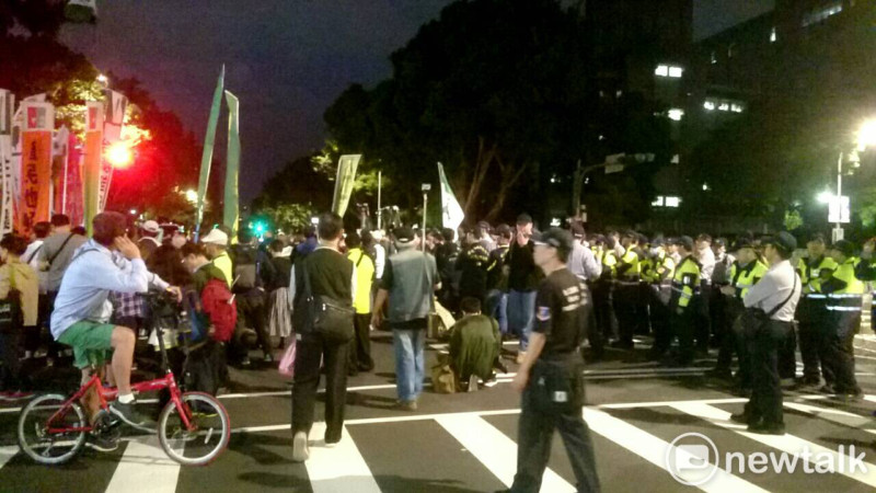 警方與自由台灣黨主席蔡丁貴所帶領的群眾持續對峙。   圖：林朝億/攝