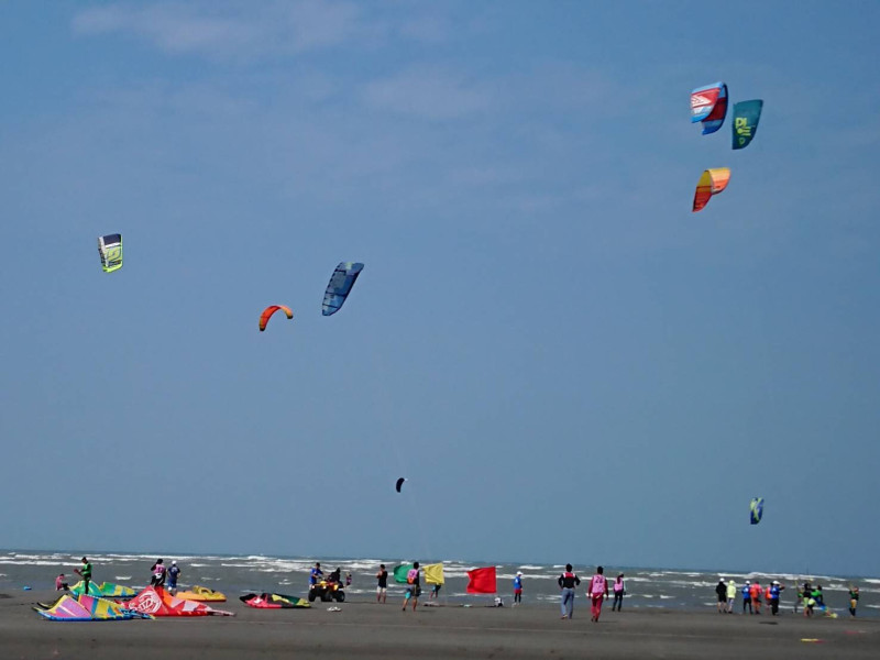 台中大安濱海樂園今日舉辦風箏衝浪競賽，來自日本、香港、澳門等地好手同場競技。   圖：台中市政府提供