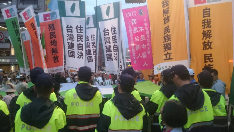 稍晚，自由台灣黨主席蔡丁貴率領民眾與警方對峙。   圖：林朝億/攝