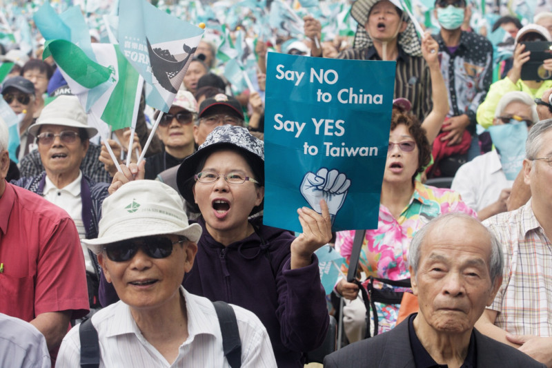 民眾高舉「Say NO to China Say YES to Taiwan」牌子響應活動。   圖：張良一/攝