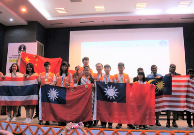 2018年世界青少年發明展20日在印度頒獎，台灣代表隊共獲5金6銀21銅，主辦單位邀請所有獲得金牌的隊伍上台合影，包括台灣的5支隊伍。   圖：中央社