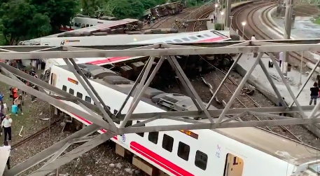 普悠瑪列車21日發生嚴重事故，車廂出軌，其中5節車廂翻覆。   圖：翻攝爆料公社/資料畫面