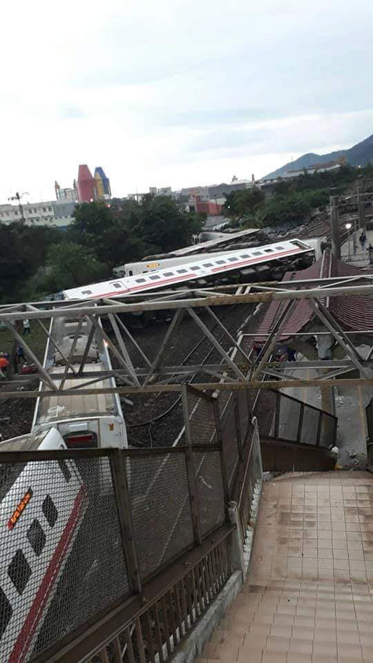 普悠瑪號翻車，林鶴明表示，總統蔡英文非常關心列車上國人旅客安全與傷患救治情形，   圖：翻攝自爆料公社