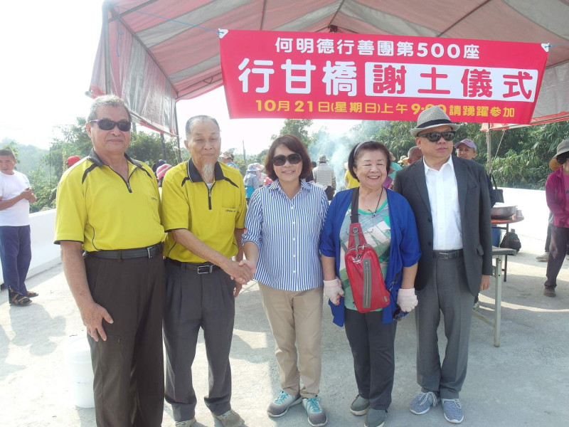 嘉義市長候選人黃敏惠21日前往台南參加何明德行善團的第500座行甘橋謝土活動。   圖：黃敏惠競選團隊/提供