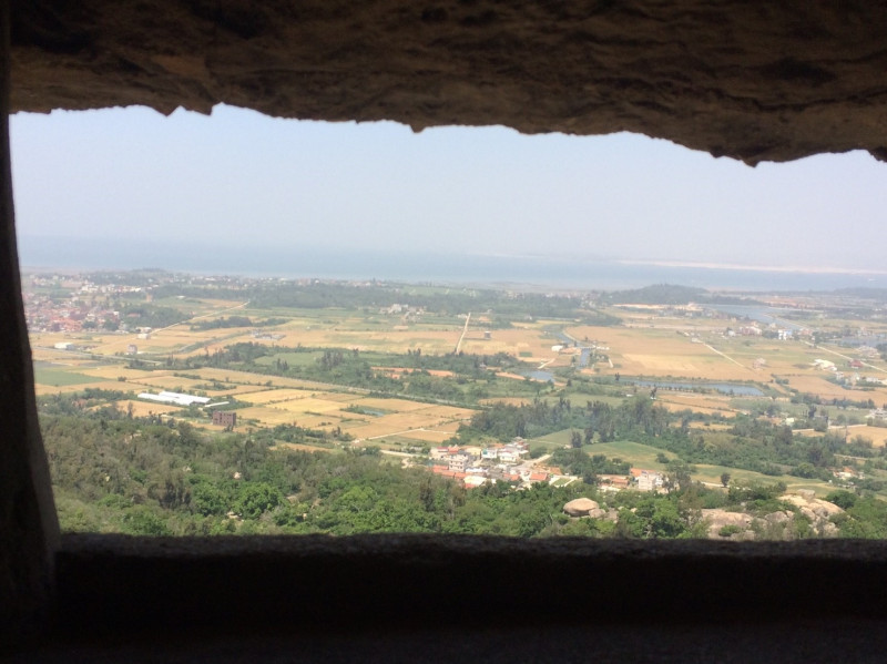 從太武山上堡壘- 小柱堡（情人堡）的窗口，向外拍攝金沙鎮美景。   圖：新頭殼／攝