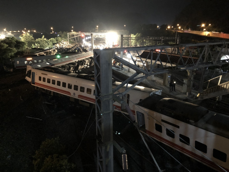台鐵普悠瑪列車 21 日下午 4 時 50 分發生出軌翻覆意外，釀成重大傷亡。   