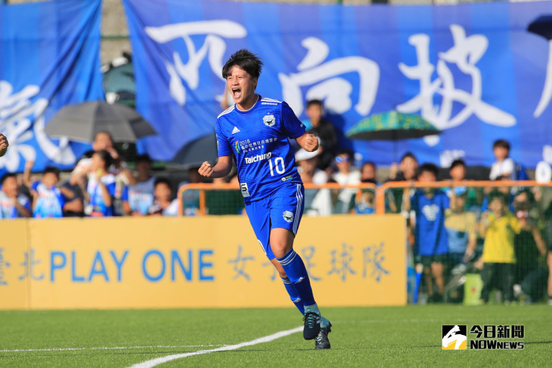 中華女足主力前鋒「Ogo」李綉琴透露四年前加入台中藍鯨目標就是拿到木蘭聯賽金靴獎。   