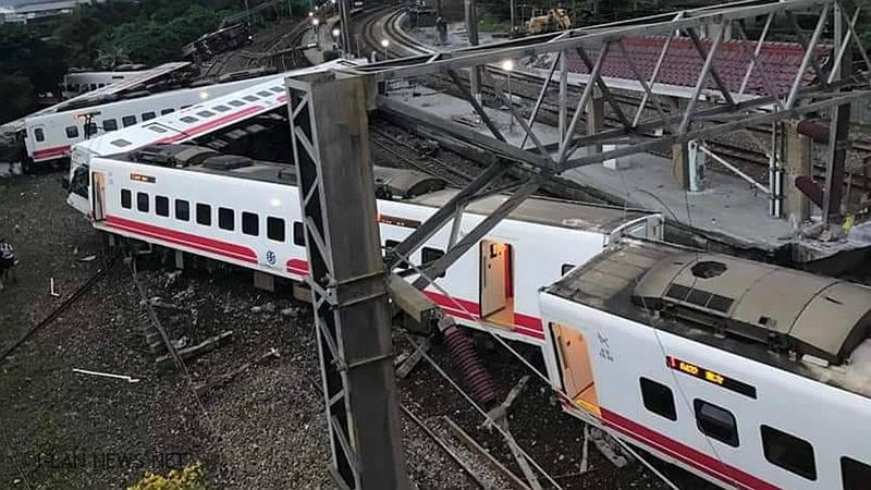 台鐵6432次普悠瑪脫軌造成嚴重死傷。   圖：翻攝爆料公社