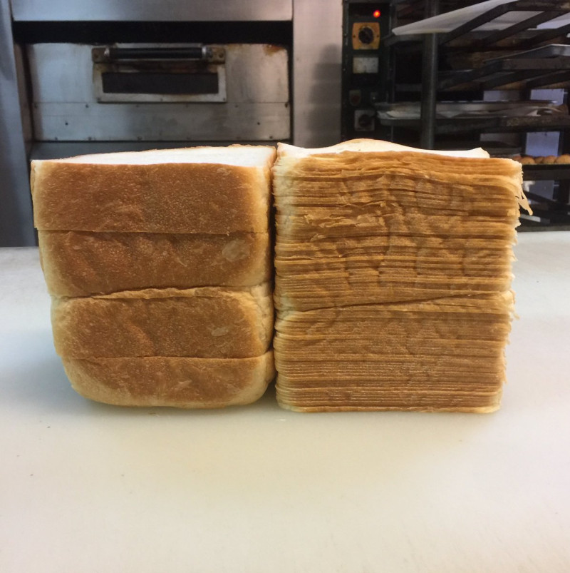 日本千葉縣1名麵包師傅Jun可以利用機器，將1斤土司切成88薄片（右），令網友驚奇不已。   圖：翻攝じゅん@おぐべーちくわ魔王推特