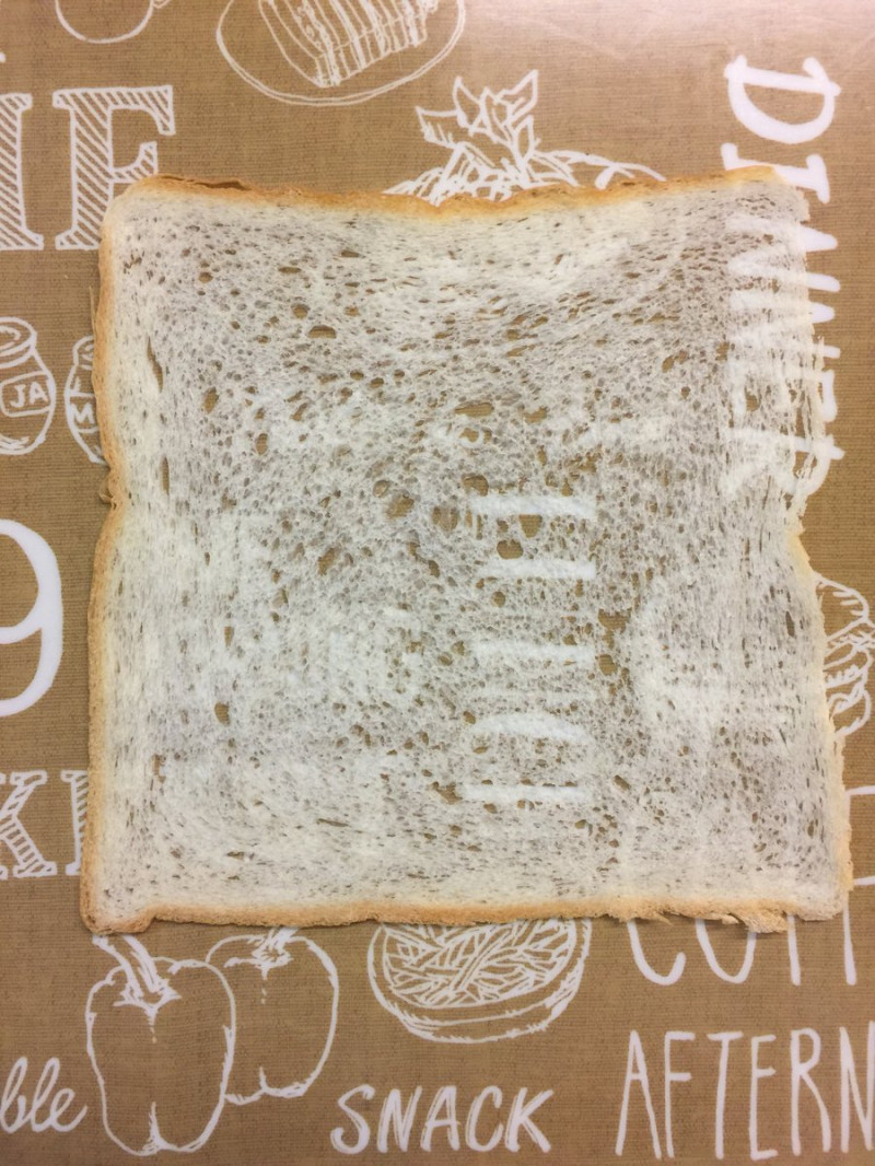 日本麵包師傅Jun將1斤土司切出88塊薄片，每片薄到可以透光。   圖：翻攝じゅん@おぐべーちくわ魔王推特