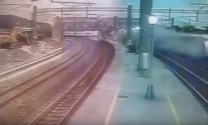 發生在21日下午的普悠瑪列車出軌翻覆意外，事故發生第一時間的畫面曝光。   圖：翻攝Youtube