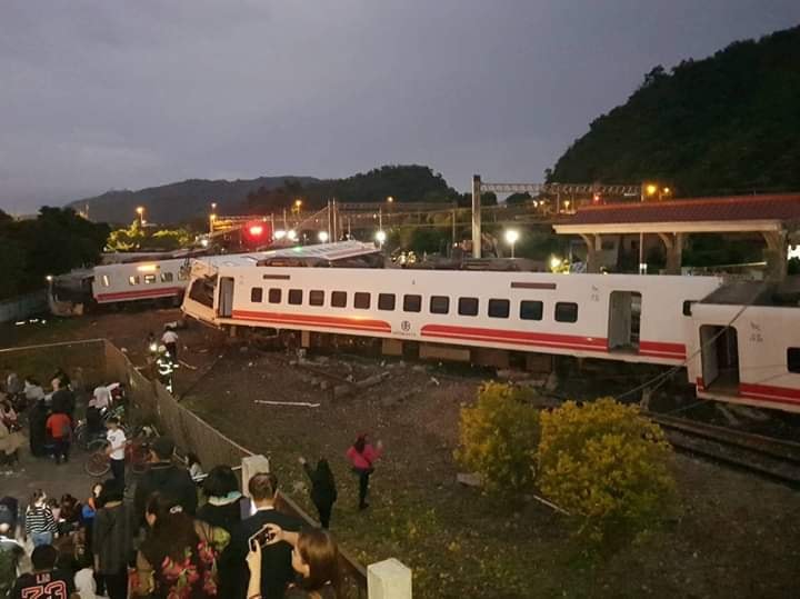 昨天下午，普悠瑪列車( 6432次)行經宜蘭時發生出軌事故。據最新統計，共187人受傷、18人死亡。   圖：翻攝爆料公社／資料畫面