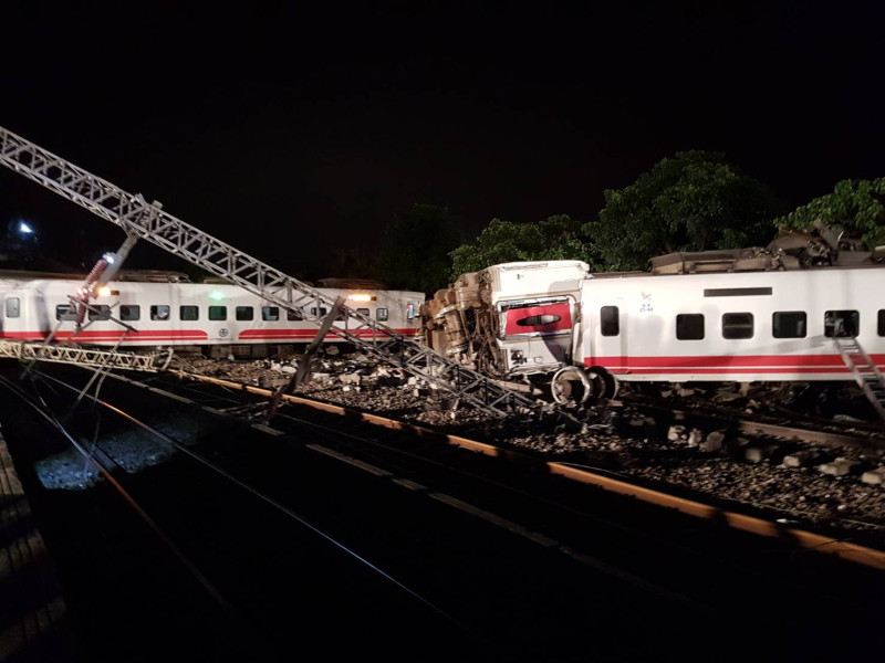 台鐵普悠瑪列車發生重大出軌翻覆事故   圖/nownews