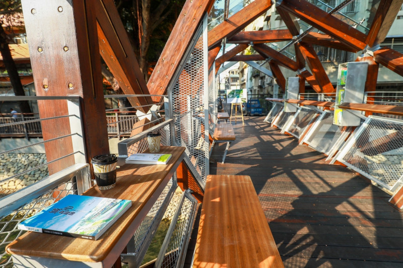 綠川二期工程河道上打造「書屋橋」，營造悠閒文藝水岸空間。   圖 : 台中市政府/提供