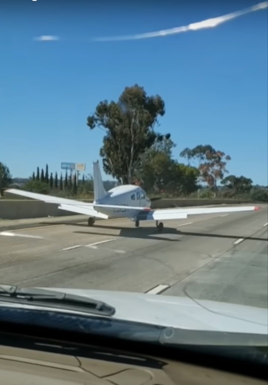 美國加州發生小飛機引擎異常，迫降在高速公路上。   圖：翻攝自youtube