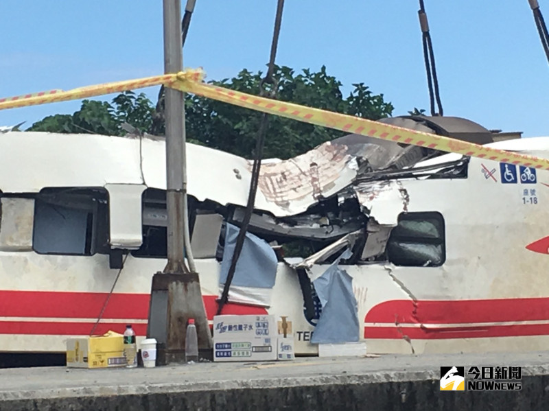 台鐵普悠瑪昨（21）天行經宜蘭蘇澳新馬車站時，發生嚴重翻覆，釀成重大死傷。   圖/nownews