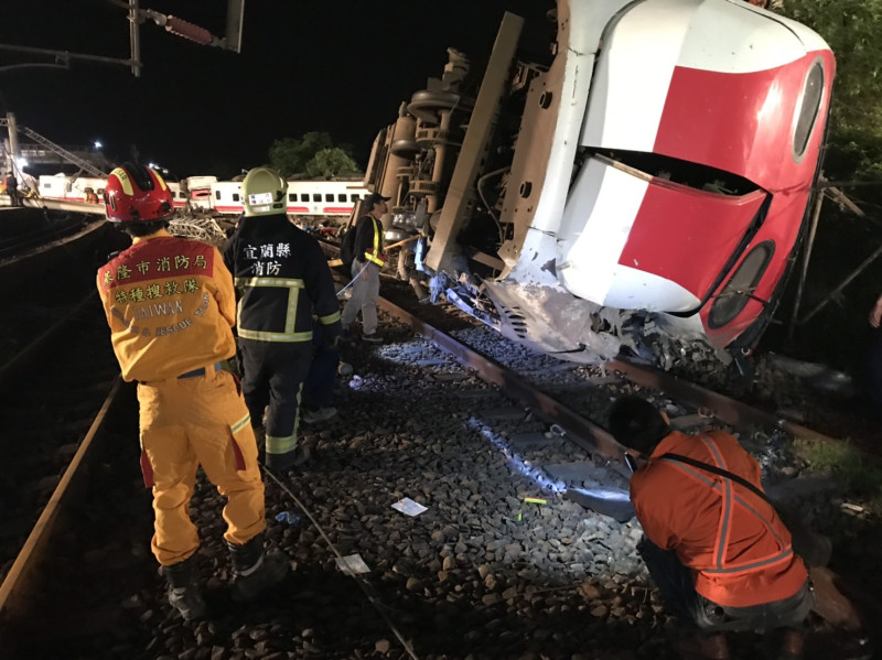 台鐵6432車次普悠瑪列車21日在宜蘭新馬站附近出軌，造成嚴重傷亡。   圖 : 基隆市消防局/提供（資料照片）