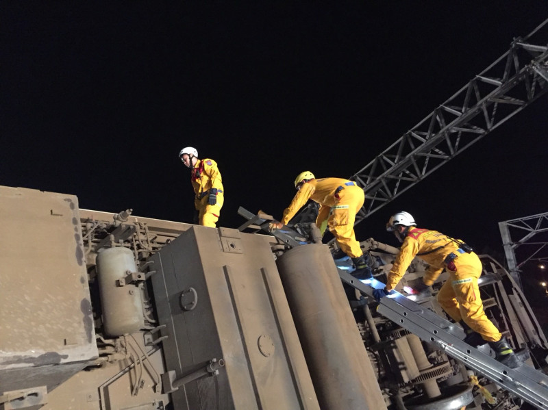 基隆市消防隊搶救人員登上翻覆的普悠瑪列車。   圖 : 基隆市消防局/提供