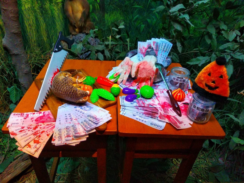 台北市立動物園推出萬聖節系列活動「動物的10道陰影」靜態展示，透過充滿萬聖節氣氛的布置傳達「沒有買賣就沒有傷害」的保育觀念。   圖：台北市立動物園／提供