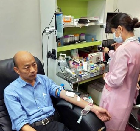 國民黨高雄市長候選人韓國瑜挽袖捐血。   圖：國民黨高雄黨團/提供