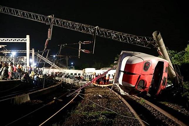普悠瑪列車2018年發生出軌翻覆意外，造成18人死亡。   圖：翻攝台鐵家族臉書 （資料照）