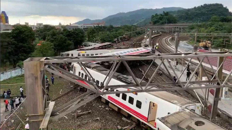 台鐵普悠瑪列車出軌翻覆事故造成重大傷亡，尤姓司機員今（22）晚遭聲押禁見。   圖：翻攝台鐵家族