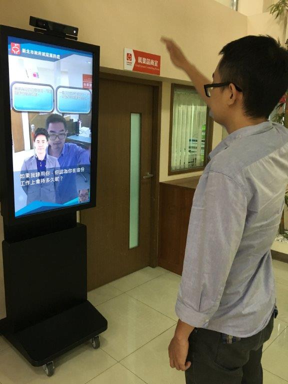 新北市政府就業服務處，在板橋、三重、新店就業服務站，建置了一款模擬真實面試的「AR虛擬面試系統」，讓求職者彷彿親臨現場面試。   圖：新北市勞工局／提供