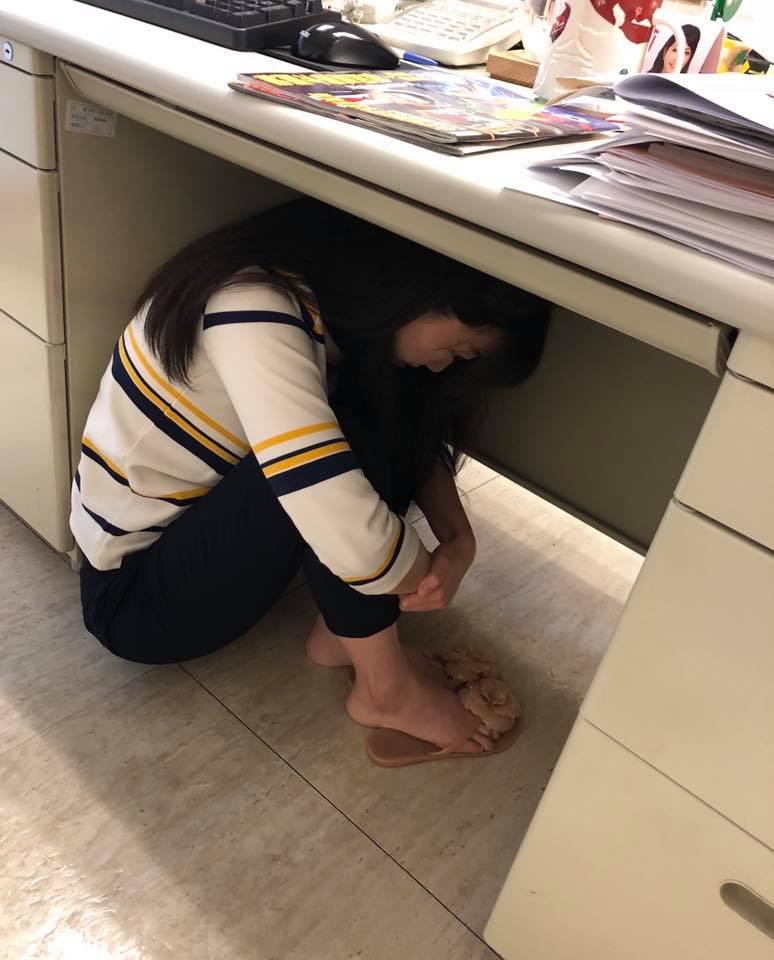 台北市議員高嘉瑜面對地震的強烈搖晃，嚇到躲至桌子底下。   圖：翻攝高嘉瑜臉書