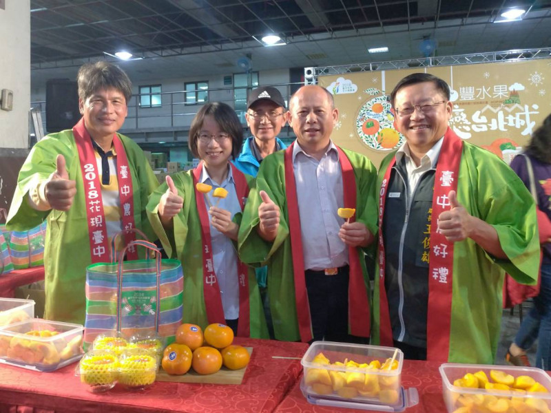 今在台北農產運銷股份有限公司第二市場舉辦「和平豐水果，冬戀台北城」行銷推廣活動。   圖：台中市政府／提供