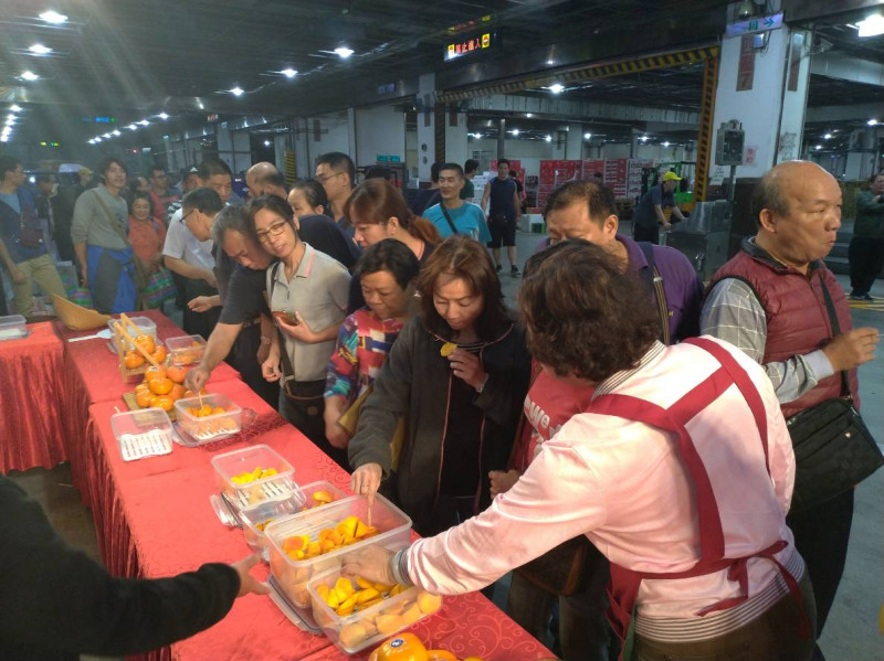 今在台北農產運銷股份有限公司第二市場舉辦「和平豐水果，冬戀台北城」行銷推廣活動。   圖：台中市政府／提供