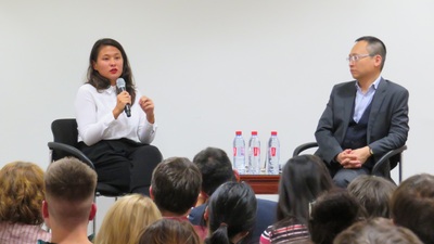 拍攝台灣同志紀錄片的德國導演露西．劉（左），19日在駐德代表處與政大副教授紀大偉（右）對談。    圖：中央社（駐德代表處提供）