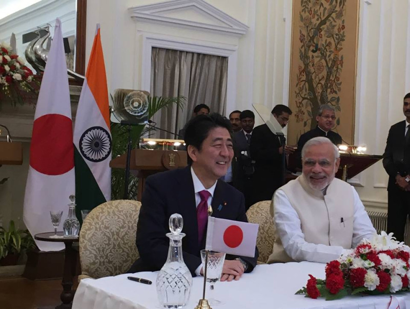 日本首相安倍晉三（前排左起）與印度總理莫迪數度會面，對於聯手抵禦中國擴張達成不少共識。   圖：翻攝日本首相官邸臉書